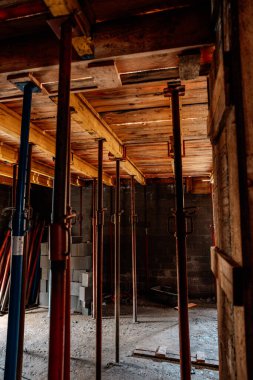 Tavanın altındaki yumruklar betonla doldurulmaya hazır.