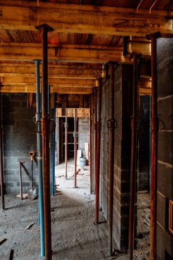 Tavanın altındaki yumruklar betonla doldurulmaya hazır.