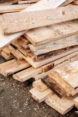 İnşaat alanına ev inşa etmek için tahtalar