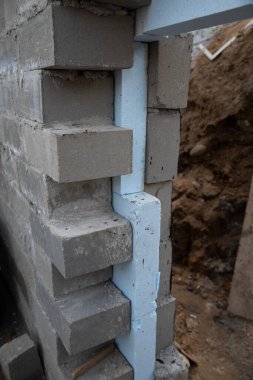 Dışarıdan izole edilmiş üç katmanlı duvardan yapılmış bir bodrum katı.