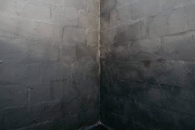 Dışarıdan izole edilmiş üç katmanlı duvardan yapılmış bir bodrum katı.