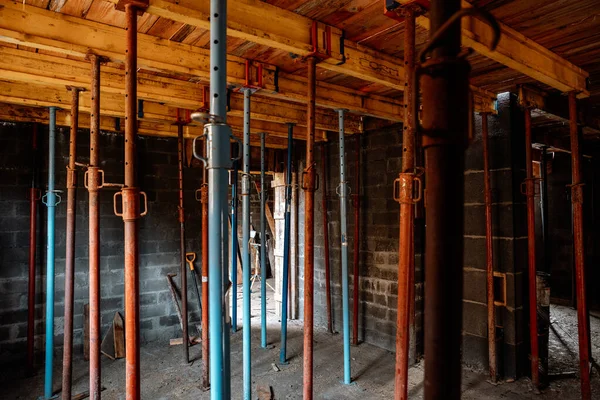 Tavanın altındaki yumruklar betonla doldurulmaya hazır.