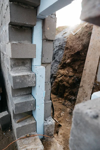 Dışarıdan izole edilmiş üç katmanlı duvardan yapılmış bir bodrum katı.