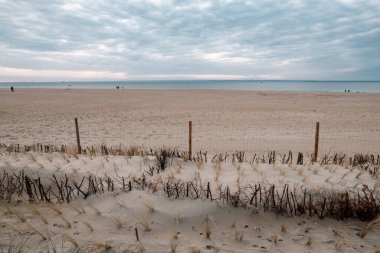 Sahillerin ve kumulların sonbahar manzarası