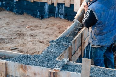 Tek bir aile inşaat sahasına beton karıştırıcıdan beton dökülüyor.