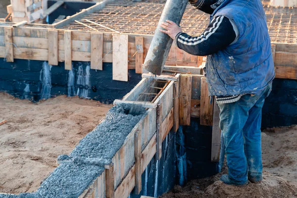 Tek bir aile inşaat sahasına beton karıştırıcıdan beton dökülüyor.