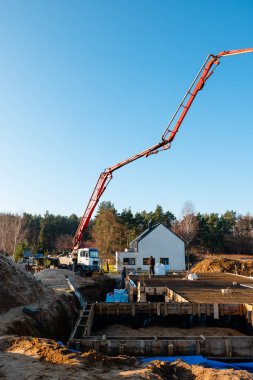 Tek bir aile inşaat sahasına beton karıştırıcıdan beton dökülüyor.