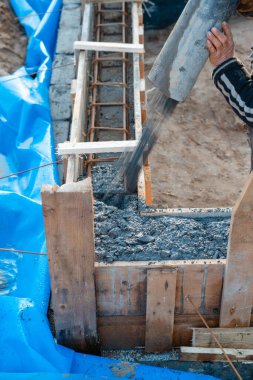 Tek bir aile inşaat sahasına beton karıştırıcıdan beton dökülüyor.