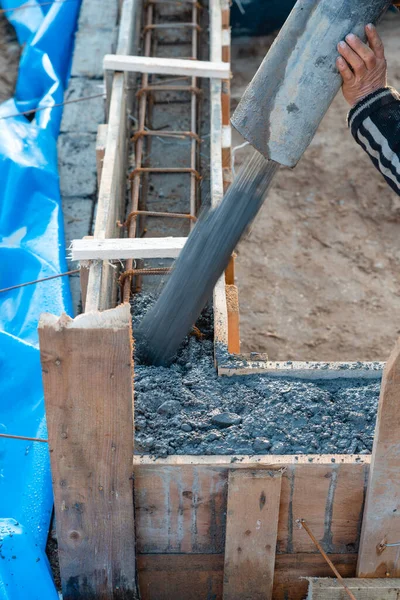 Betongießen Eines Betonmischers Auf Einer Einfamilienhausbaustelle — Stockfoto