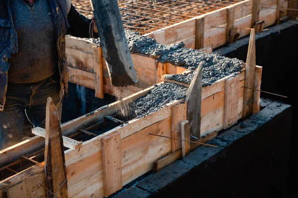 Verter Hormigón Una Mezcladora Concreto Sitio Construcción Casa Unifamiliar — Foto de Stock