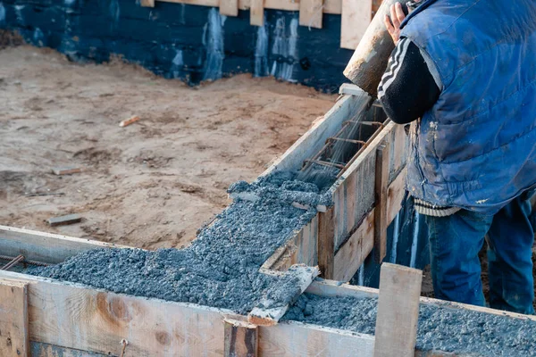 Verter Hormigón Una Mezcladora Concreto Sitio Construcción Casa Unifamiliar — Foto de Stock
