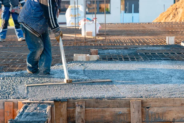 Verter Hormigón Una Mezcladora Concreto Sitio Construcción Casa Unifamiliar — Foto de Stock