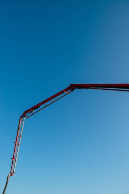 Tek bir aile inşaat sahasına beton karıştırıcıdan beton dökülüyor.