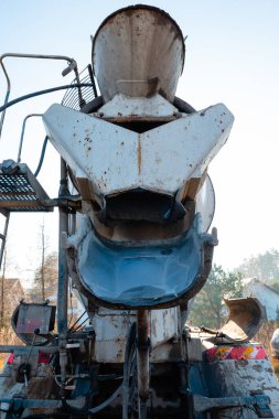 Tek bir aile inşaat sahasına beton karıştırıcıdan beton dökülüyor.