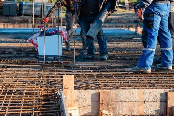 Verter Hormigón Una Mezcladora Concreto Sitio Construcción Casa Unifamiliar — Foto de Stock