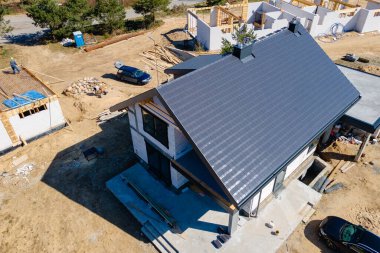 Seramik fayanslardan yapılmış tek bir aile evinin çatısının yapımı.