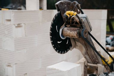 Havalandırmalı betondan yapılmış tek bir aile evi.