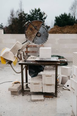 Havalandırmalı betondan yapılmış tek bir aile evi.