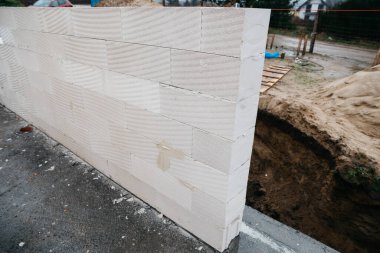 Havalandırmalı betondan yapılmış tek bir aile evi.