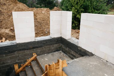 Havalandırmalı betondan yapılmış tek bir aile evi.