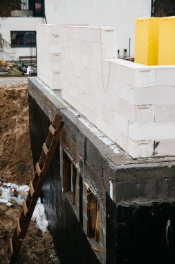 Havalandırmalı betondan yapılmış tek bir aile evi.