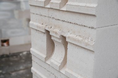 Havalandırmalı betondan yapılmış tek bir aile evi.