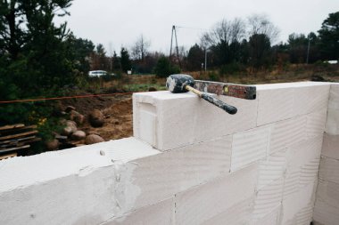 Havalandırmalı betondan yapılmış tek bir aile evi.