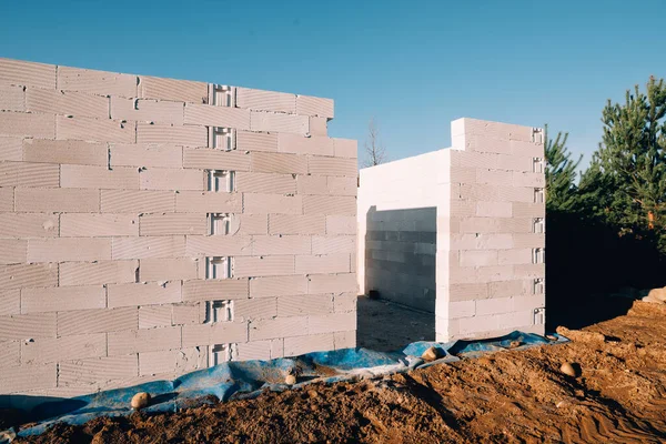 Havalandırmalı betondan yapılmış tek bir aile evi.