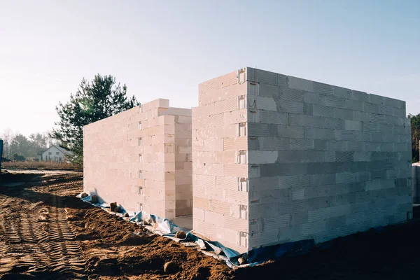 Havalandırmalı betondan yapılmış tek bir aile evi.