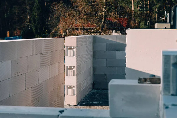 Havalandırmalı betondan yapılmış tek bir aile evi.