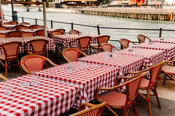 Restoran bahçelerinde bedava masalar
