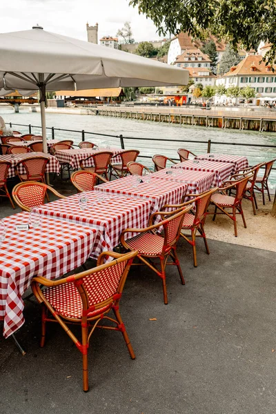 Restoran bahçelerinde bedava masalar