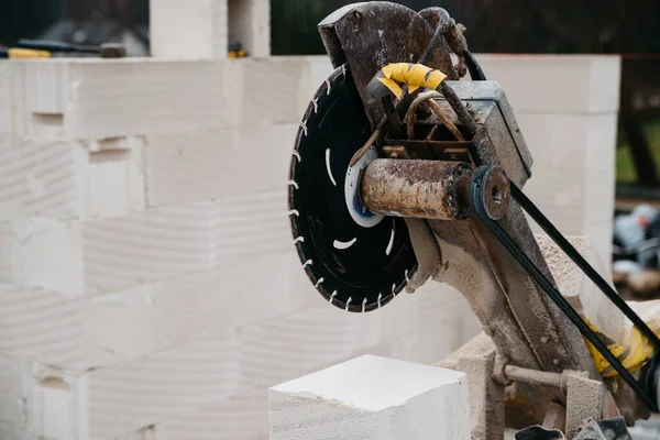Havalandırmalı betondan yapılmış tek bir aile evi.