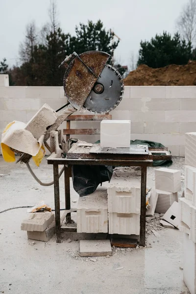 Havalandırmalı betondan yapılmış tek bir aile evi.