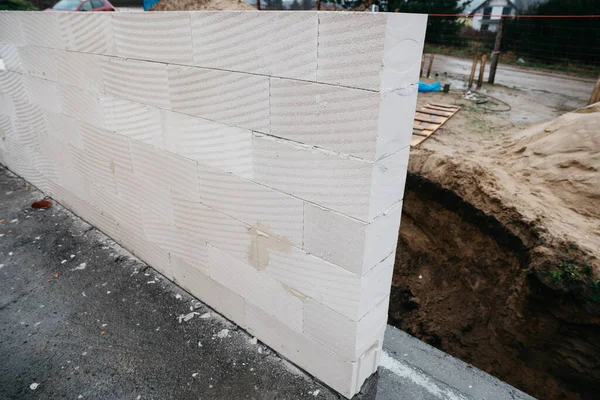 Havalandırmalı betondan yapılmış tek bir aile evi.