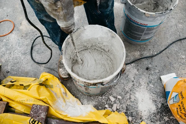 Havalandırmalı betondan yapılmış tek bir aile evi.