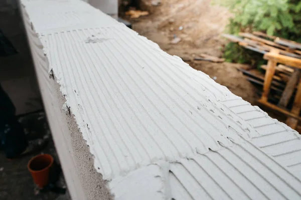 Havalandırmalı betondan yapılmış tek bir aile evi.