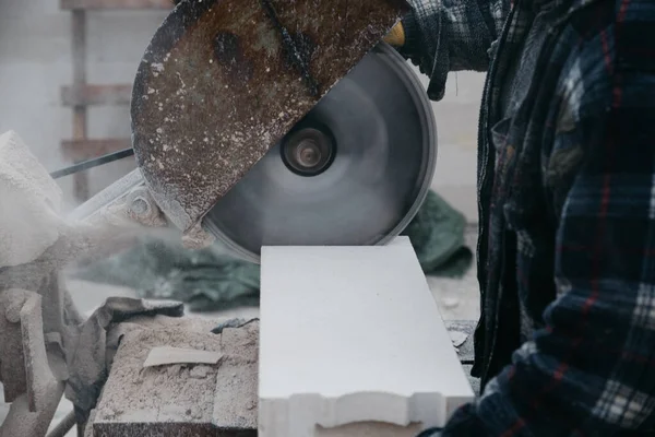 Havalandırmalı betondan yapılmış tek bir aile evi.