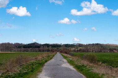 Beyaz bulutlu mavi gökyüzü