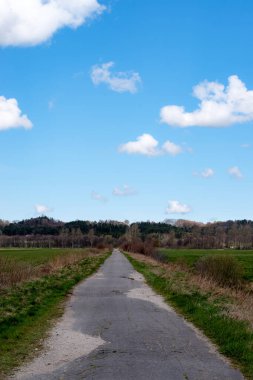 Beyaz bulutlu mavi gökyüzü