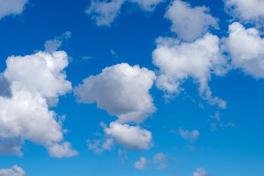 Beyaz bulutlu mavi gökyüzü