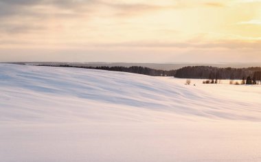 Pürüzsüz kış karı, güzel kuzey manzarası gün batımında