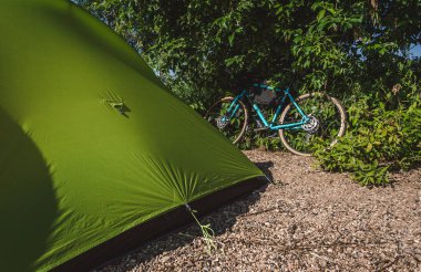 Nehir kenarındaki yeşil çadır kamp, bisiklet turu, seyahat