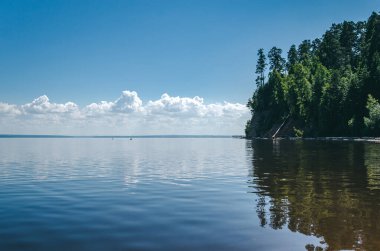 Bulutlu mavi göl manzarası, rahatlatıcı manzara.