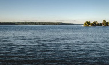 Su üzerinde dalgalanmalar olan göl manzarası, rahatlatıcı manzara.