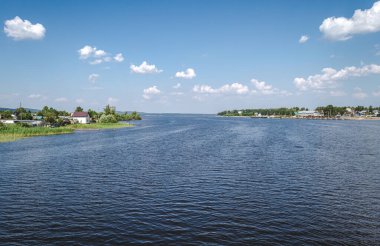 Göl koyunun kırsal kesiminde bulutlar, su dalgaları...
