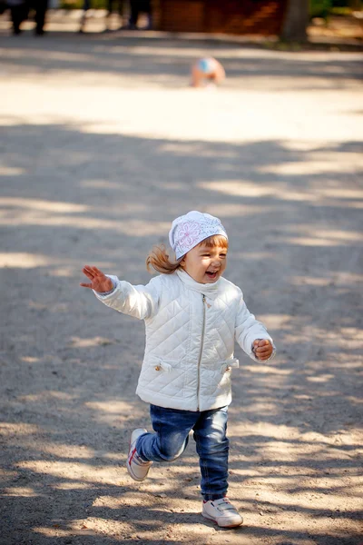 Boldog lány a parkban — Stock Fotó