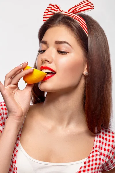 Bir kireç tutan kız.