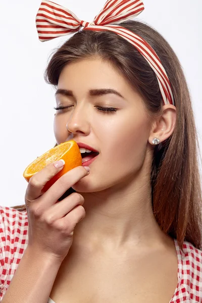 Girl holding an orange. — Stock Photo, Image