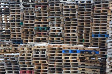 Deponun dışına istiflenmiş boş ahşap paletler